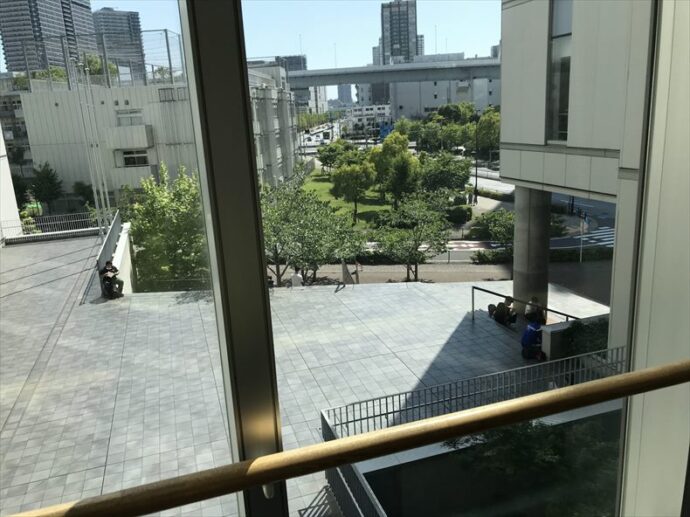 試験会場では午後の試験目指して勉強する人も